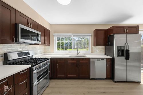 1705 College Green Dr, Elgin, IL, 60123-6822 | Card Image