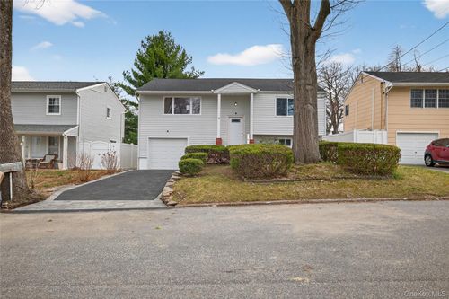 15 Lindsay St, Huntington, NY, 11743-5445 | Card Image