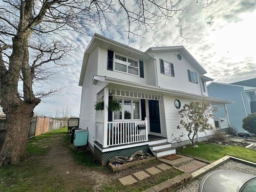 77 Prospect Street, Yarmouth, NS, B5A4J6 | Card Image
