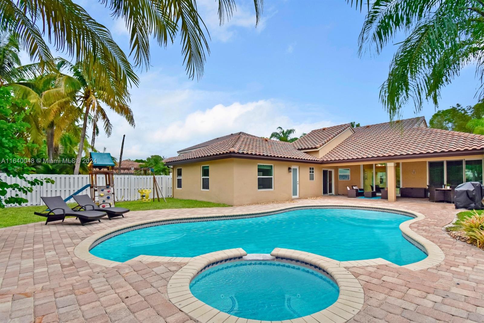 Verona Lake Dr, Weston, FL 33326
