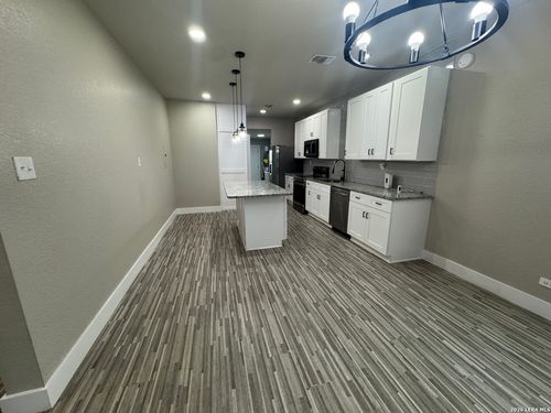 854 Canton, San Antonio, TX, 78202-3201 | Card Image
