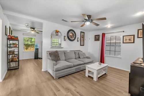 1312 22nd St N, Texas City, TX, 77590-5040 | Card Image