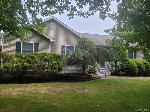 312 Riley Ave, Calverton, NY, 11933-1309 | Card Image