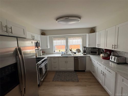 53 River Ave, Patchogue, NY, 11772-3308 | Card Image