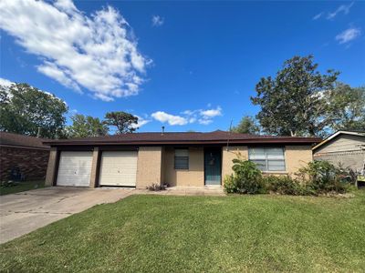 520 W Mimosa Street, House other with 3 bedrooms, 1 bathrooms and null parking in Angleton TX | Image 1