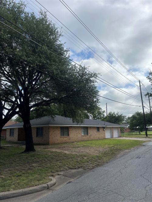 101 Oakland Dr, Lacy Lakeview, TX, 76705-1227 | Card Image