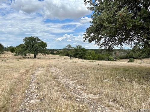 125 Loma Vista Dr, Kerrville, TX, 78028-6110 | Card Image