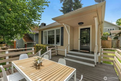 155 Florentia St, Seattle, WA, 98109-1716 | Card Image