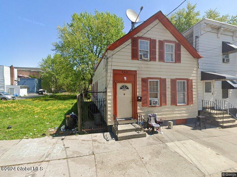 1st St, Albany, NY 12206