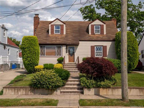 9 Satterie Ave, Valley Stream, NY, 11580-6022 | Card Image