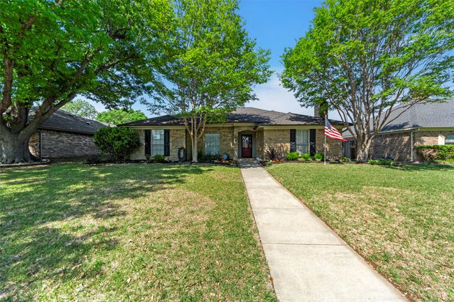Ranch-style house with a front yard and brick siding | Image 38