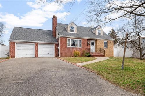 316 S 3rd St, Lindenhurst, NY, 11757-4834 | Card Image