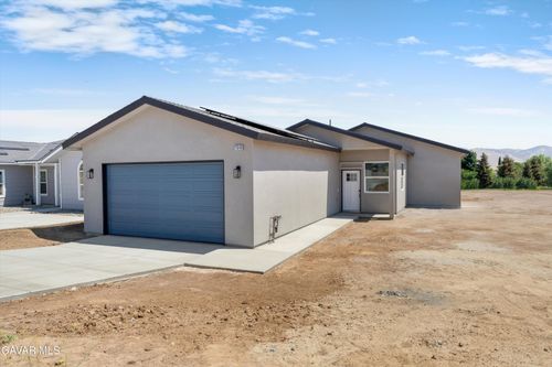 21640 Loop St, Tehachapi, CA, 93561-9433 | Card Image