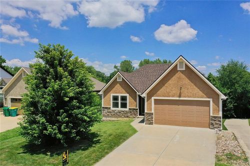13770 Valleyview Way, Bonner Springs, KS, 66012-7812 | Card Image