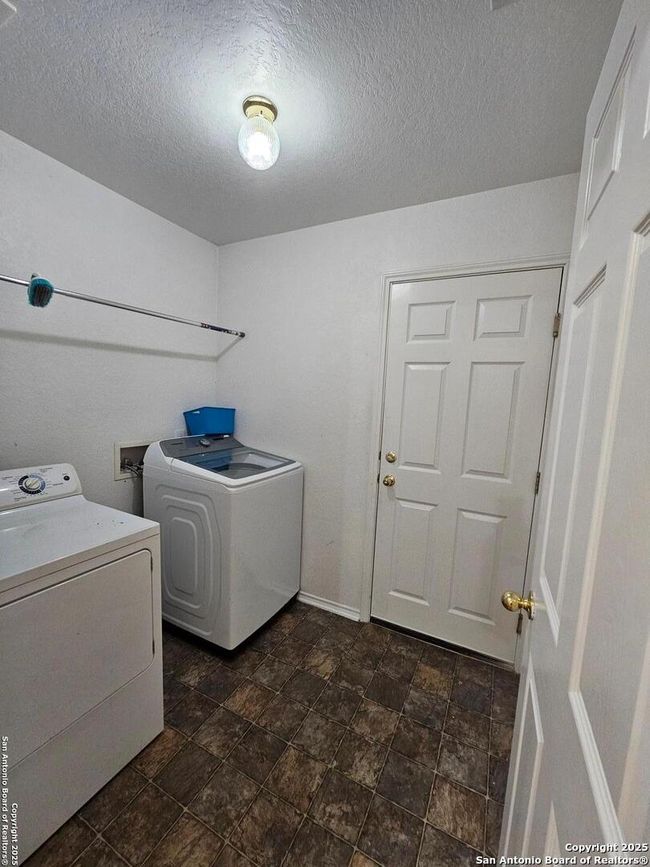 8502 Chickasaw Blf, House other with 3 bedrooms, 2 bathrooms and null parking in Converse TX | Image 14