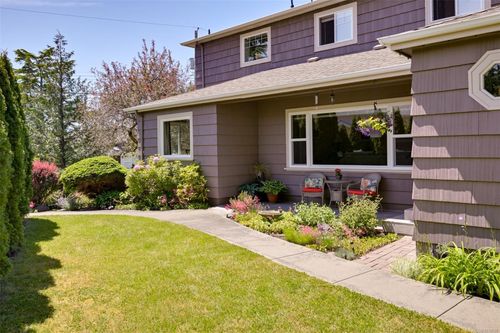 1718 Garnet Rd, Victoria, BC, V8P3C8 | Card Image