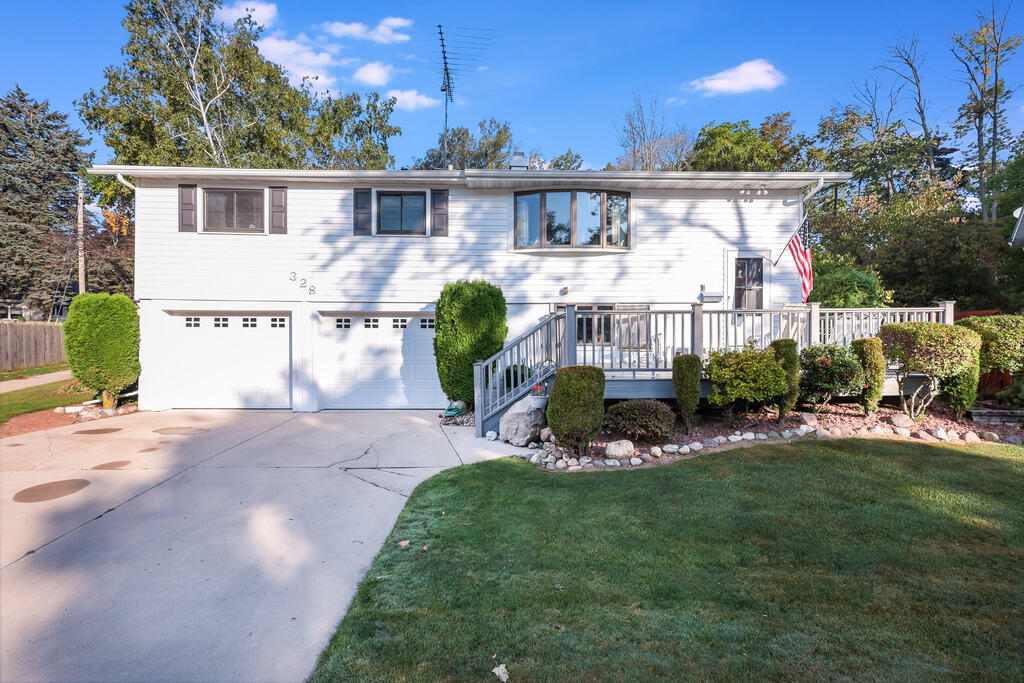 Fenway Ter, Manitowoc, WI 54220