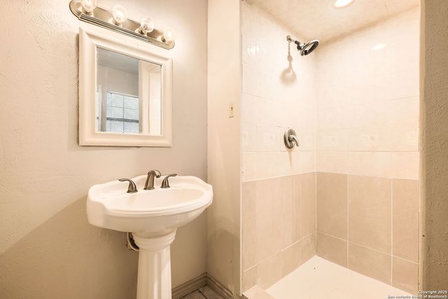 12177 Pearsall Rd, House other with 5 bedrooms, 2 bathrooms and null parking in Atascosa TX | Image 14