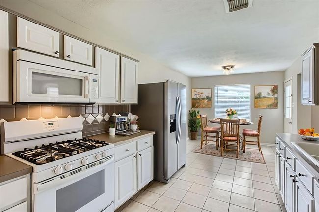 (This picture has been virtually staged to show the potential of the space.) | Image 15