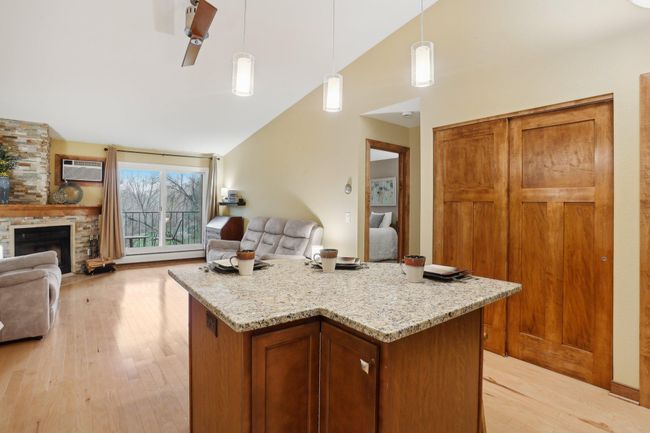 7-web-or-mls-Plymouth Blvd 318-007.jpg | Image 9