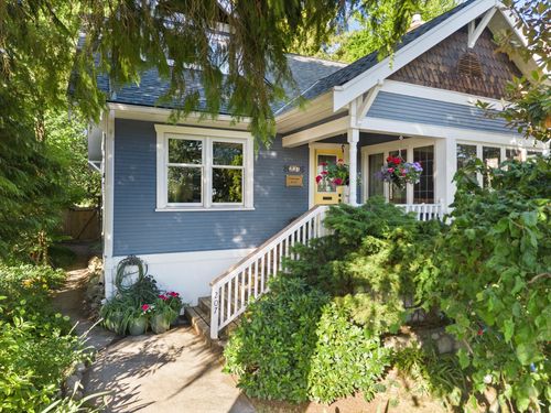 207 Eighth St, New Westminster, BC, V3M3P8 | Card Image
