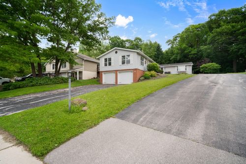 2560 Pebble Valley Rd, Waukesha, WI, 53188-1530 | Card Image