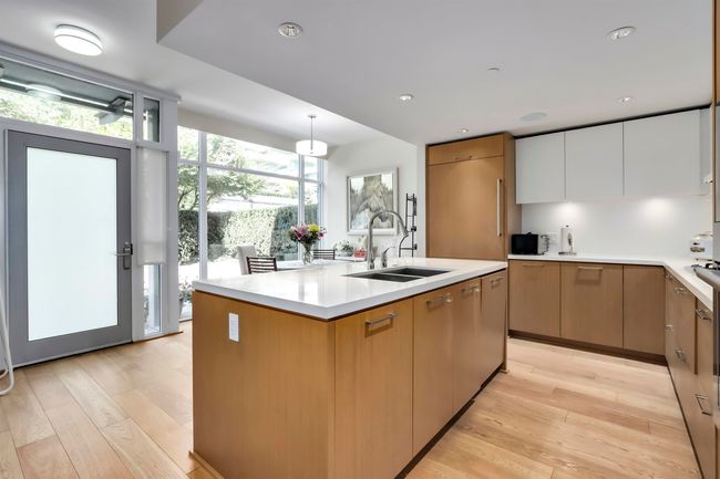 880 Arthur Erickson Place, Townhouse with 2 bedrooms, 2 bathrooms and 2 parking in West Vancouver BC | Image 9