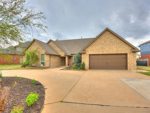 6901 N Waterwood Way, Warr Acres, OK, 73132-6528 | Card Image