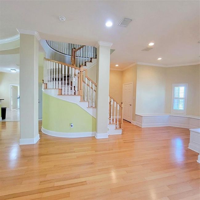 Beautiful spiral staircase | Image 7
