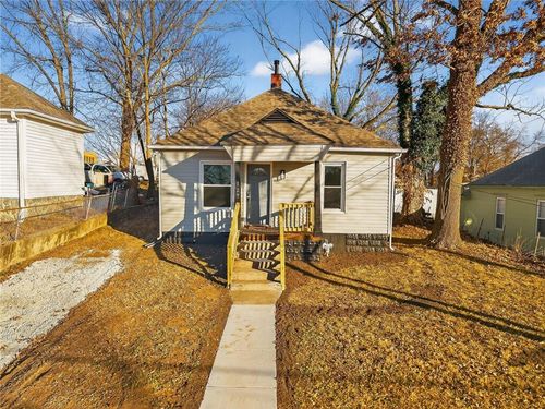 127 S Neconi Ave, Bonner Springs, KS, 66012-1208 | Card Image