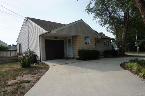 108 Glen Rd, Babylon, NY, 11703-4412 | Card Image