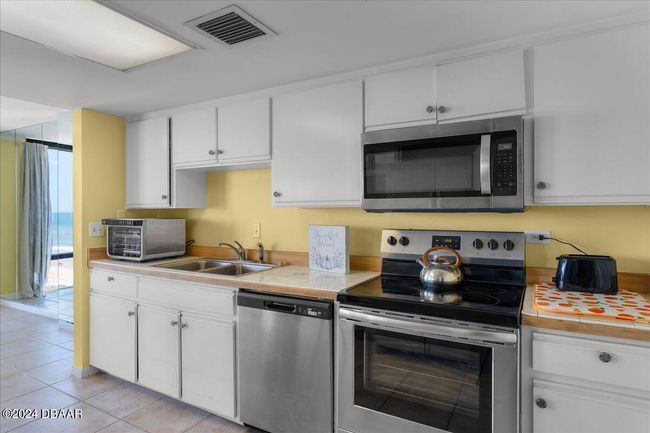 Kitchen with Stainless Steel Appliances | Image 20