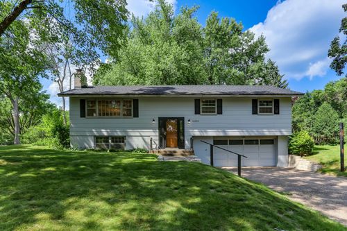 16226 Woodland Ln, Minnetonka, MN, 55345-5433 | Card Image