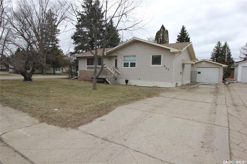 800 Robison St, Indian Head, SK, S0G2K0 | Card Image