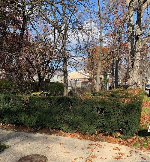 15 Flower St, Hempstead, NY, 11550-7204 | Card Image