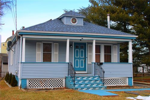 28 Elizabeth St, Pawtucket, RI, 02861-2317 | Card Image