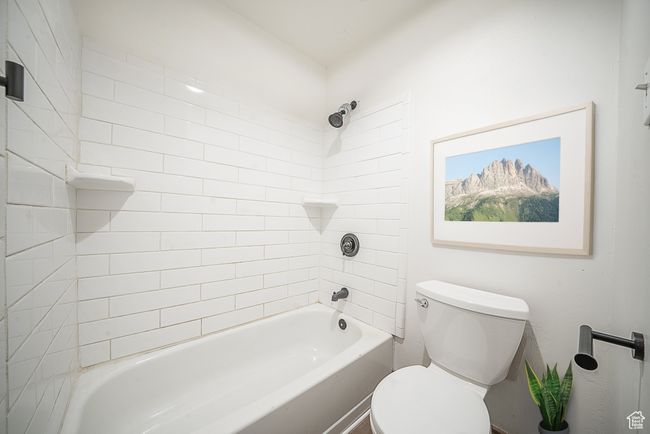 Full bath featuring tub / shower combination and toilet | Image 9