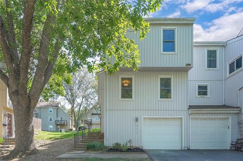 8635 W 109th St, Overland Park, KS, 66210-1609 | Card Image