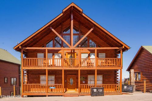 948 Black Bear Cub Way, Sevierville, TN, 37862-7712 | Card Image