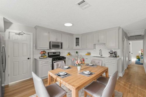 915 Avenue E, Rosenberg, TX, 77471-2323 | Card Image