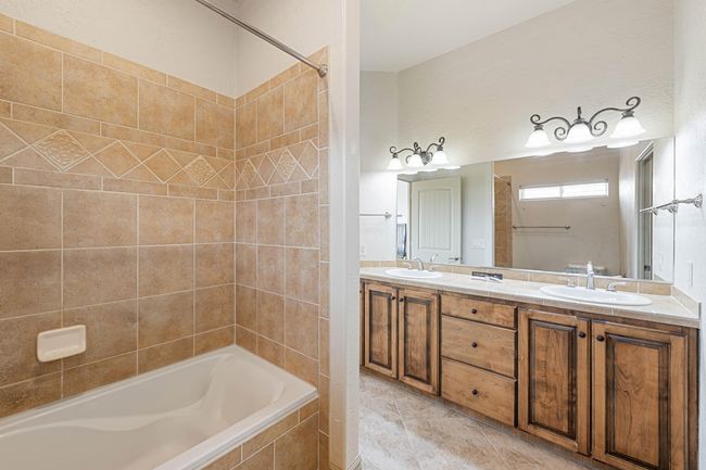 Primary Bathroom | Image 19
