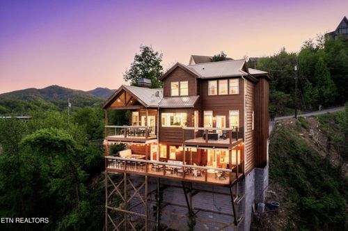 811 Sourwood Dr, Gatlinburg, TN, 37738-4315 | Card Image