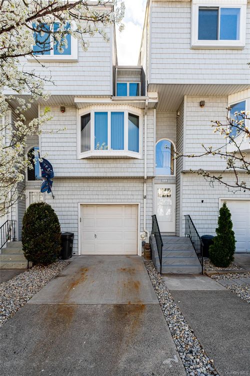 110f-110F Dinsmore St, Staten Island, NY, 10314 | Card Image