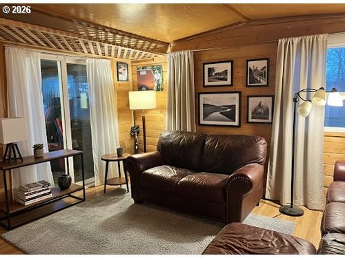 104-19605 River Rd, Gladstone, OR, 97027-4217 | Card Image