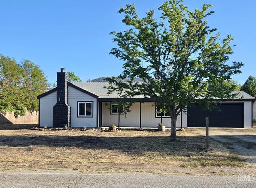 30040 Jamaica Dunes Dr, Tehachapi, CA, 93561-7427 | Card Image