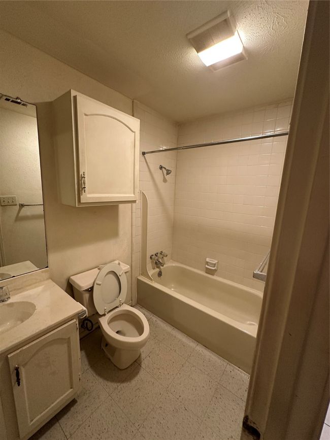 9708 - 9706 Springtree Ln, Home with 4 bedrooms, 4 bathrooms and 4 parking in Dallas TX | Image 20