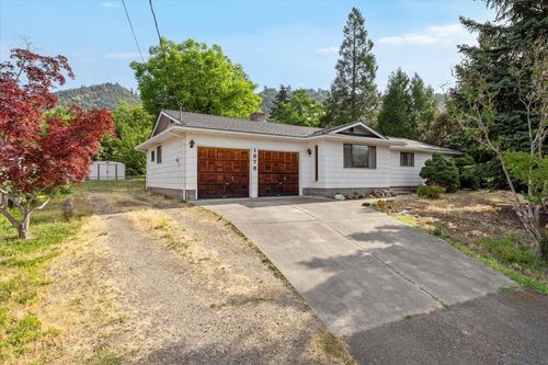1978 Ne D St, Grants Pass, OR, 97526-3813 | Card Image