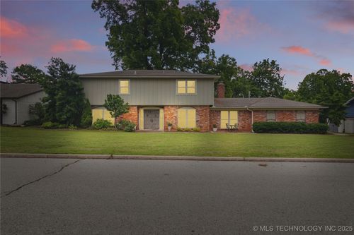 8313 Shadowood Ave, Broken Arrow, OK, 74011-8224 | Card Image
