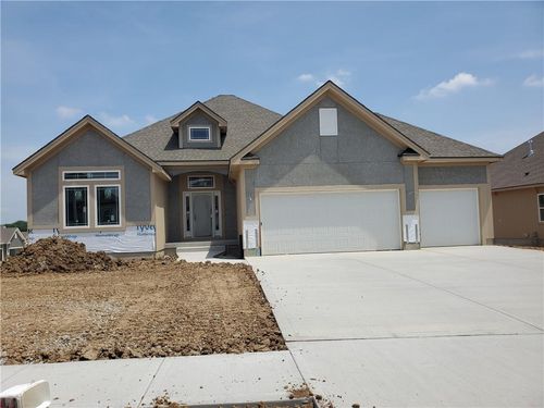 10205 N Winchester Ave, Kansas City, MO, 64156-7933 | Card Image