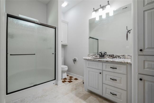 Large Bathroom with Granite Counter Tops. | Image 28